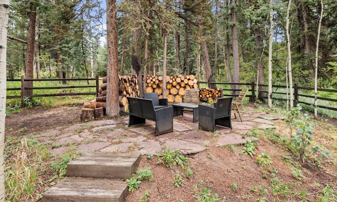 Kings Valley House | Conifer Mtn. Chalet Cozy & Family-friendly-Sleeps 7 “Spring Discount!”