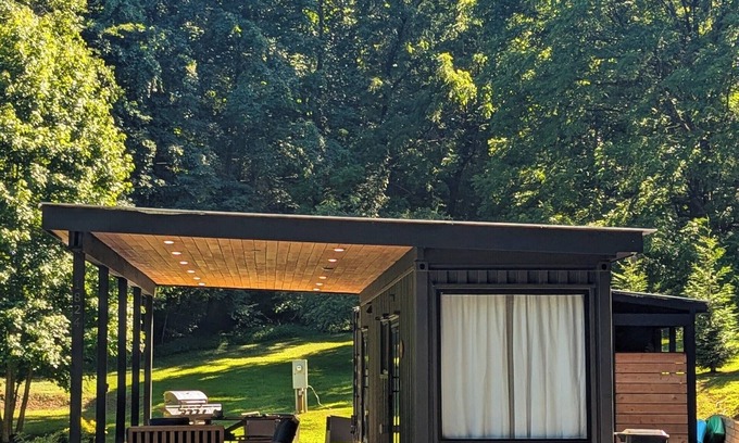 Blue Ridge Cabin | Container Home on 4 Acres with 2 Kayaks and outdoor movies, near DT Blue Ridge