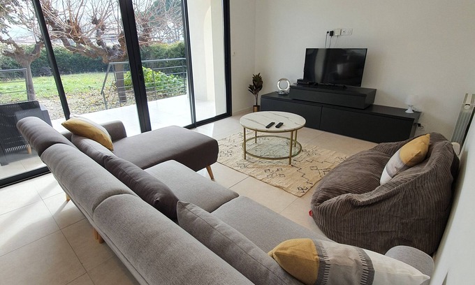 Saint-Felix-de-Lodez House | Contemporary house in a green setting, between land and sea.