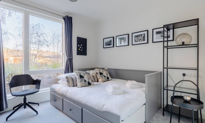 Tower Hamlets Apartment | Contemporarily Designed 2BD Flat, Bow Common