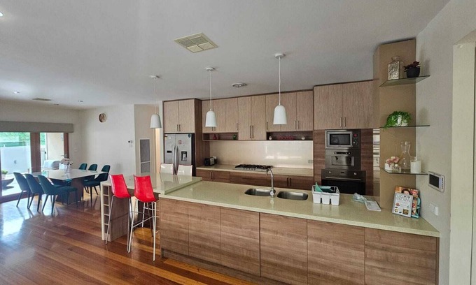 South Morang Villa | Contemporary 5 Bedroom Villa With Theatre Room and Pool