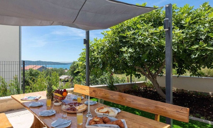Kastel Sucurac Apartment | Contemporary Apartment With Terrace and Spacious Garden