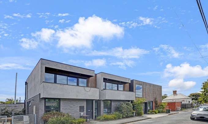 Brunswick House | Contemporary Central Brunswick 2-Story Townhouse*