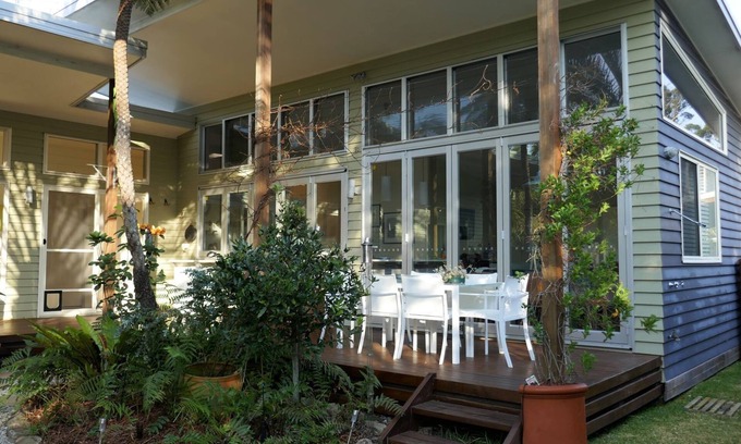 Arrawarra House | Contemporary chic-Ultra modern beach house, 2 mins stroll to beach, pet friendly