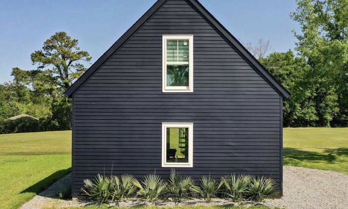 Gulf Hills Cottage | Contemporary coastal cottage