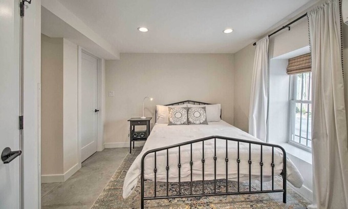 Petworth Condo | Contemporary Condo in Quiet Locale!