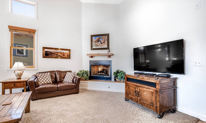 Moab Condo | Contemporary condo near parks and downtown Moab with pool & hot tub