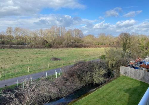 Cambridge Apartment | Contemporary, Cosy & Homely 2 Bed Apartment with High-Speed WIFI, Terrace & Free Parking overlooking Stourbridge Common Park & Coldham's Brook