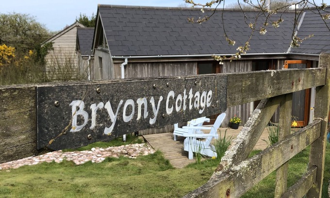 Penryn Cottage | Contemporary cottage for 2 people (plus baby) in rural setting near to Falmouth