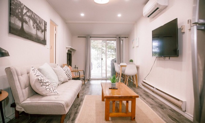Dwight House | Contemporary cottage on waterfront w fiber internet - Inverloch