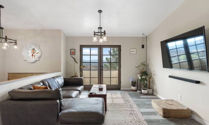 Clarkdale House | Contemporary, elevated, open-concept chateau with 4-bedrooms - Sedona Views