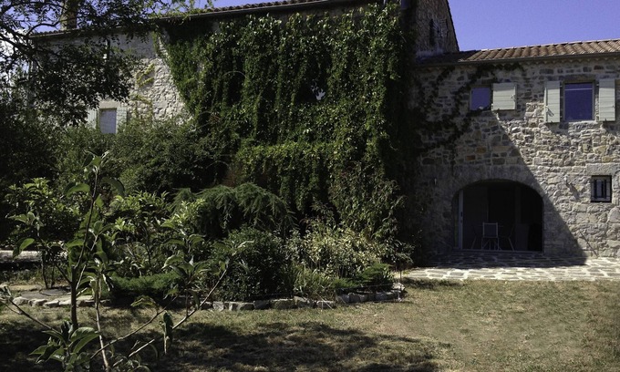 Les Vans Cottage | Contemporary gîte in a charming residence.