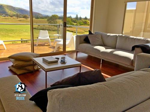 Normanville House | Contemporary Golf Course Frontage 3BR