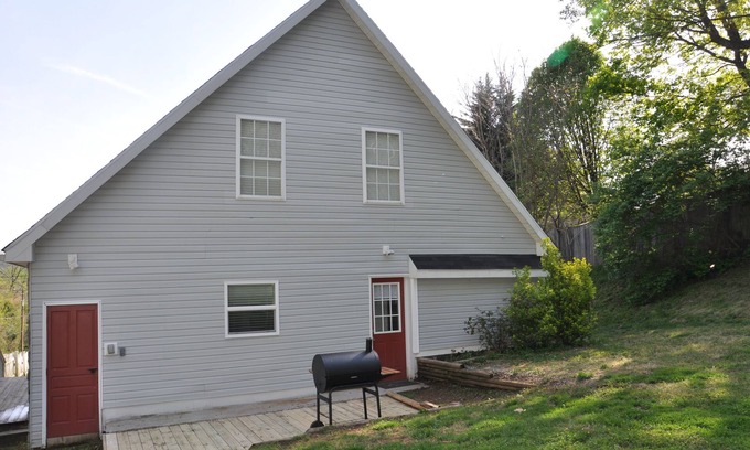 Knoxville Apartment | Contemporary Hideaway near Historic Harpers Ferry!