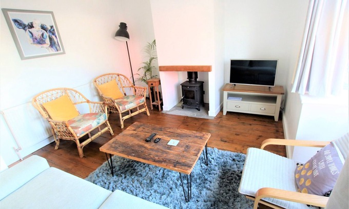 Easton House | Contemporary Home in Friendly Easton, Free Parking
