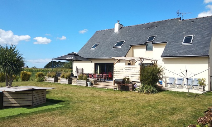 Treguennec House | Contemporary house, enclosed garden and sea view