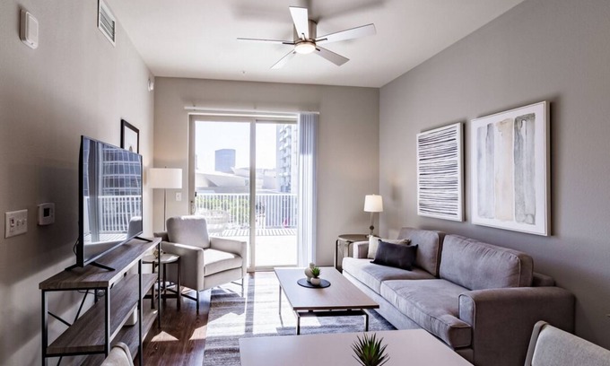 Lincoln Park Apartment | Contemporary large 1BR, in unit Washer/Dryer, FREE parking with all amenities!