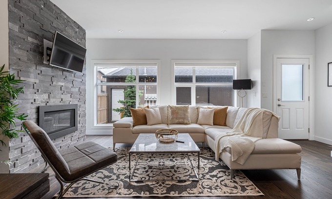 Kensington House | Contemporary Luxury 4 Bedroom House near Downtown