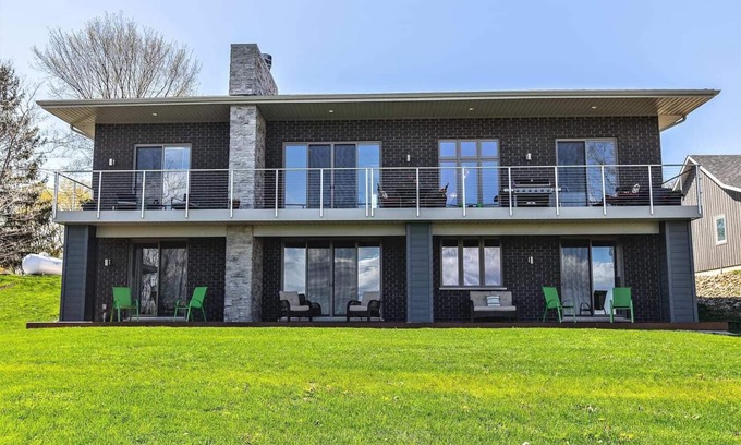 Kemble House | Contemporary Million Dollar View Getaway