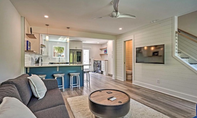 Old Village House | Contemporary Mount Pleasant Townhome Near Coast!