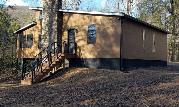 Bodines Cottage | Contemporary Mountain Gem- 20 mins to Williamsport- w/Creek Views- Sleeps 6