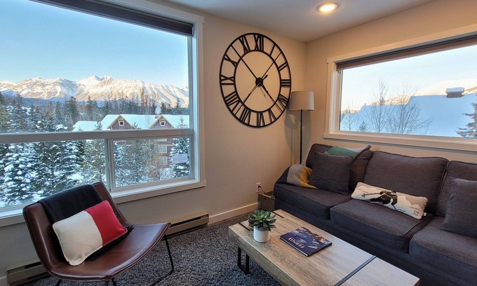 East Kootenay Condo | Contemporary | Mountain View | Walk to Resort & Trails | Portable AC