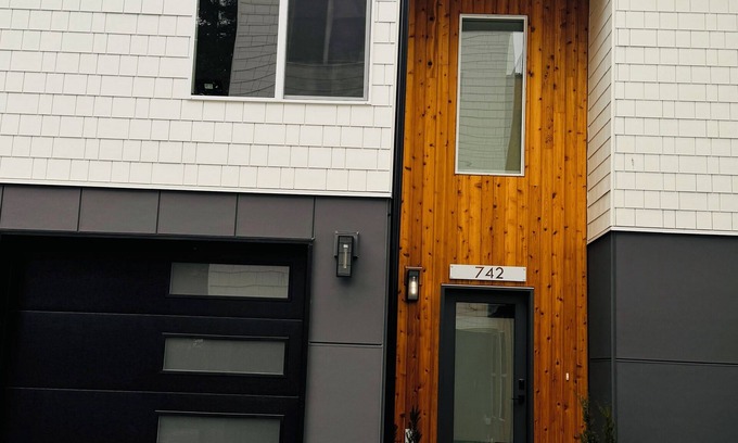 Greenwood House | Contemporary new 2-bedroom house in Greenwood area, Seattle with WiFi, AC