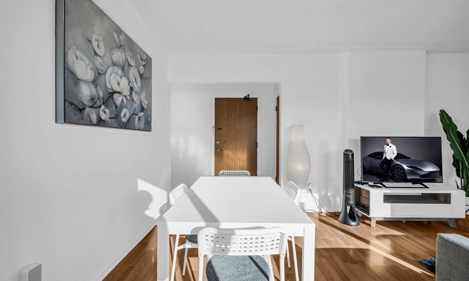 Marpole Apartment | Contemporary one-bed condo conveniently located near YVR & downtown Vancouver.
