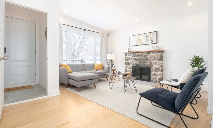 Brossard House | Contemporary renovated house in southshore MTL