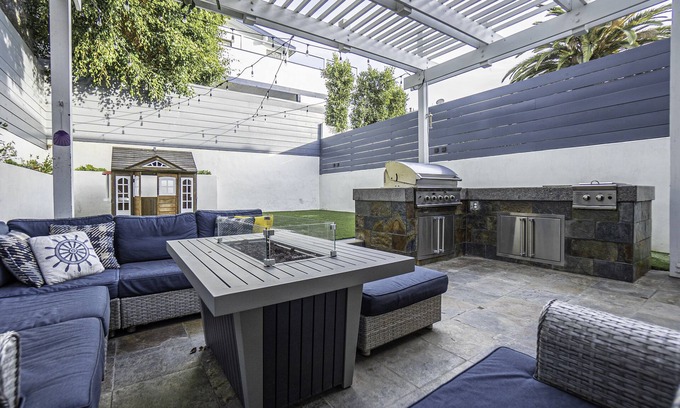North Redondo House | Contemporary Single Family home 1 mile from the beach.