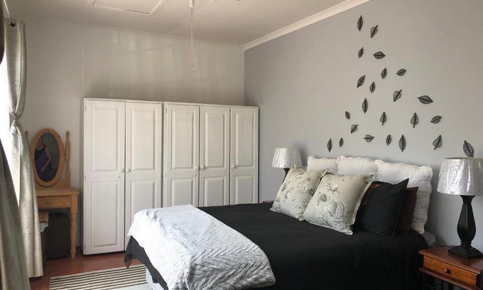Ekurhuleni Apartment | Contemporary Stay at Giraffe Cottage