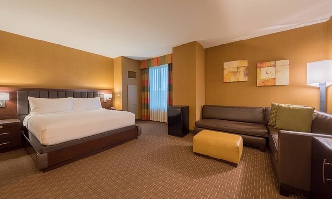 Sunrise Manor Hotel | Contemporary Stay with Pool & Entertainment, Steps from the Strip
