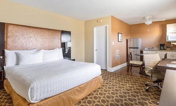 Corte Madera Hotel | Contemporary Studio Suite Near Trails & Parks | Outdoor Pool | Free Parking