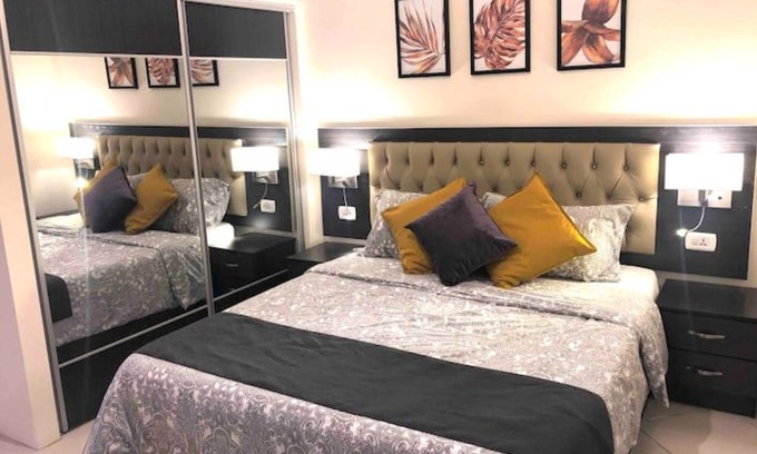 Al Swaifyeh Apartment | Contemporary studio 13 mins to downtown - few steps to great foods, cafes, shops