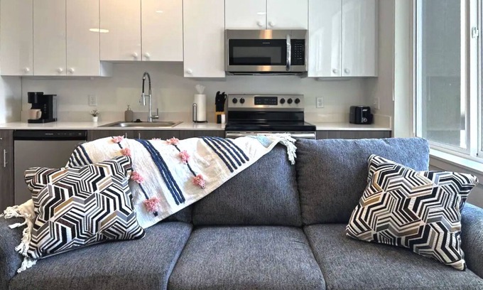 San Rafael Apartment | Contemporary Studio in Denver