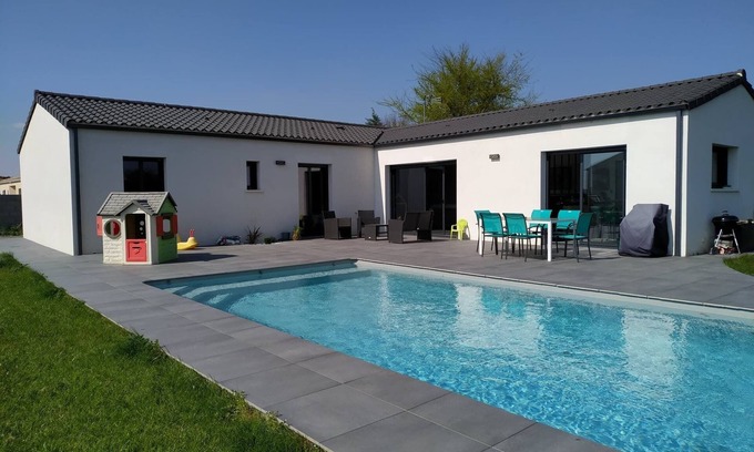 Tonnay-Charente House | Contemporary villa with pool