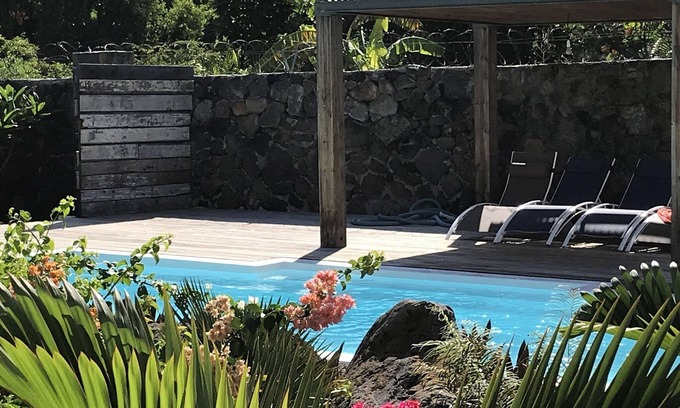Calodyne House | Contemporary villa in peaceful location with seaviews