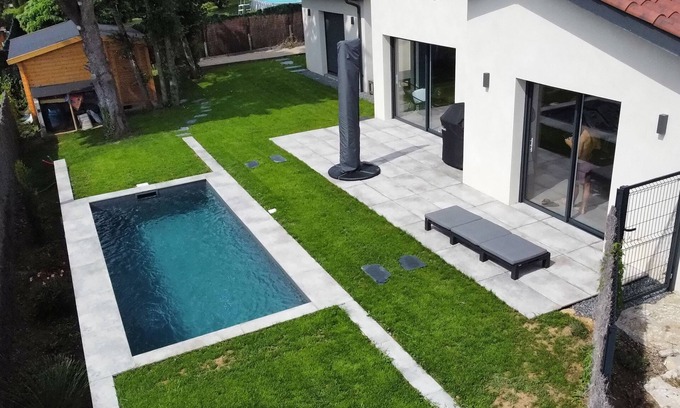 Chessy House | Contemporary villa in the countryside