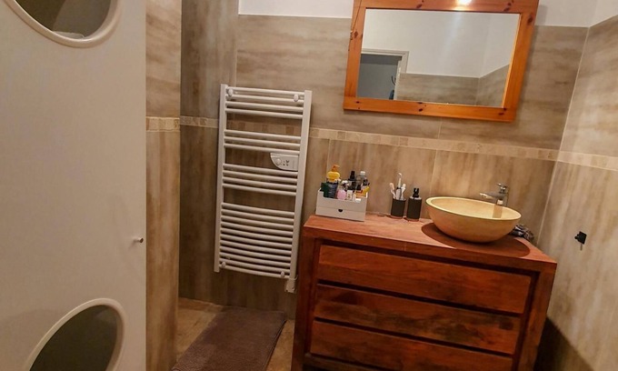 Aubignan Villa | Contemporary villa with swimming pool. 5min walk to shops