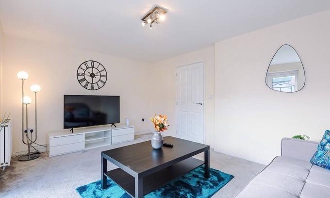 Belle Vue House | Contractor Stay – 30% Off, Near Etihad Stadium