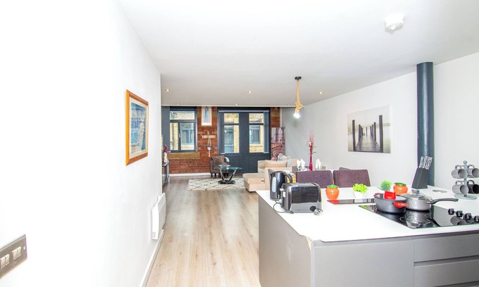 Bradford Apartment | Contractors and Family-Friendly Apartment| Fast Wi-Fi and Free Parking
