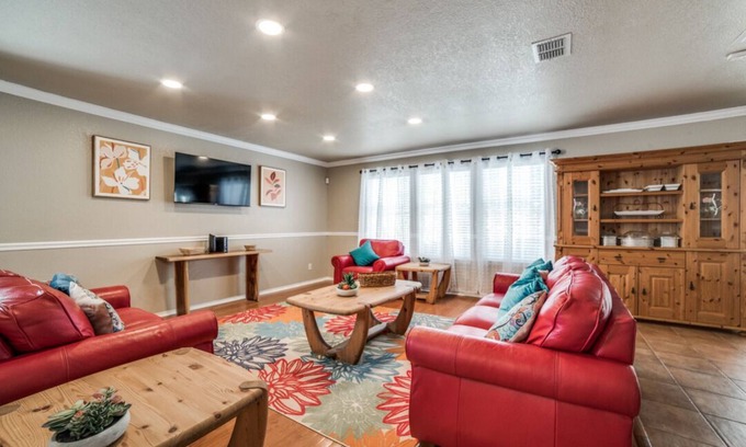 Live Oak House | Contractors, Spacious, JBSA- Randolph, Ft. Sam, Pearl, Riverwalknn