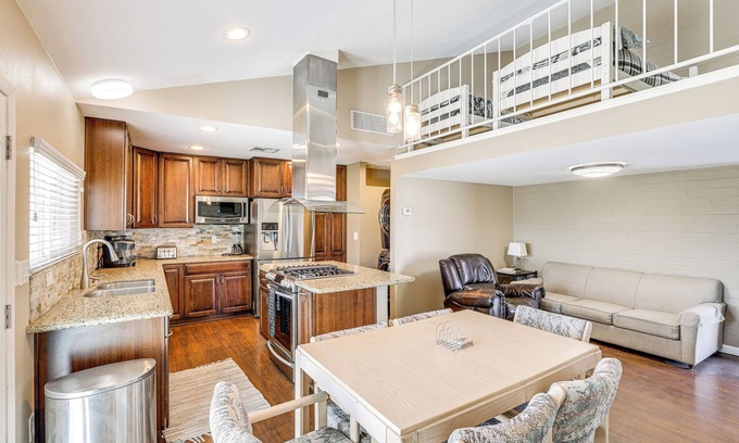 Holiday Shores House | Convenience By the River: Bullhead City Townhome!