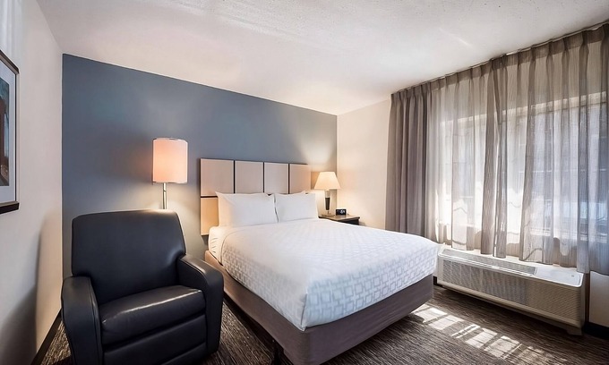 Troy Hotel | Convenient Stay in Detroit! 2 Modern Units w/Parking, Fully equipped Kitchens
