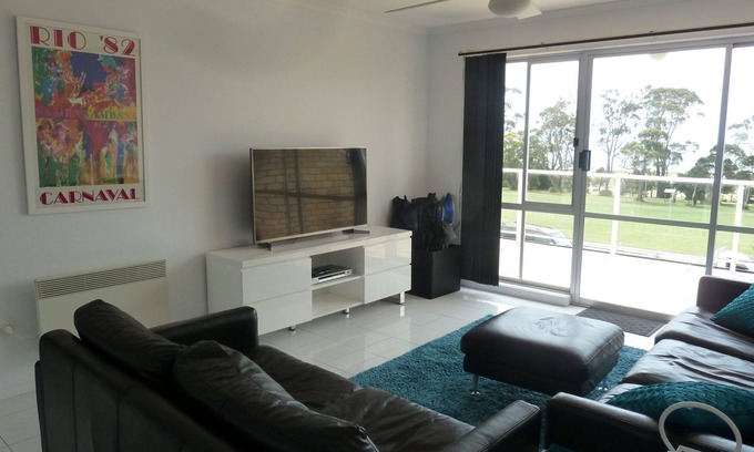 Bridport Apartment | Conveniently located on Bridport's Main St is this neat 3.
