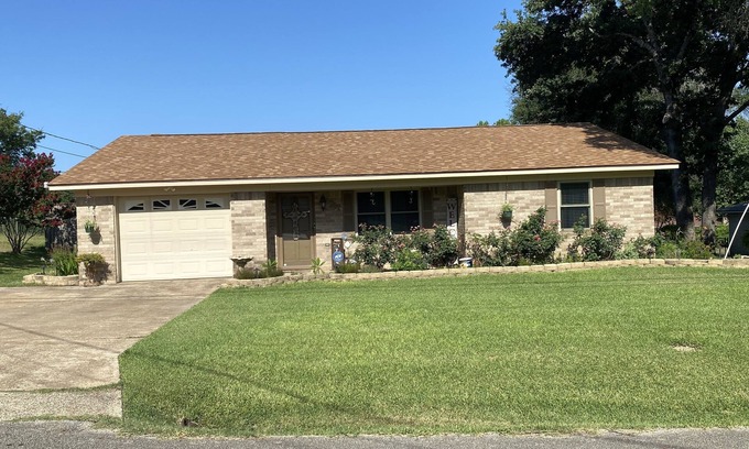 Palestine House | Conveniently located 3 bedroom, 2 bathroom home, 5 minutes from downtown.