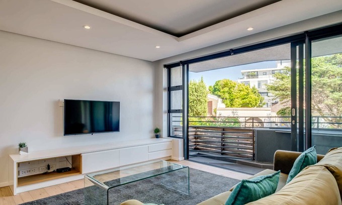 Three Anchor Bay Apartment | Conveniently Located Apartment in Green Point (C on S)