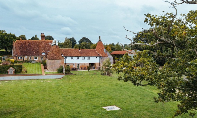 Ewhurst Green House | Converted barn/Oast House with amazing views and EV chargers