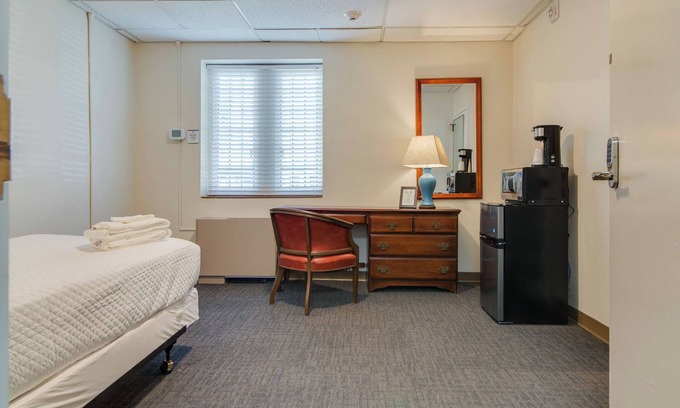 Music Row Apartment | Converted Dorm Suite! Budget Traveler's Bliss!