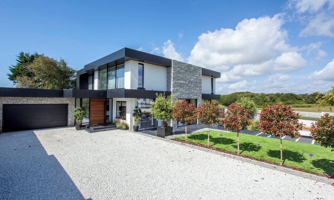 Cooden House | Cooden Beach: 4BD Retreat with Pool and Cinema